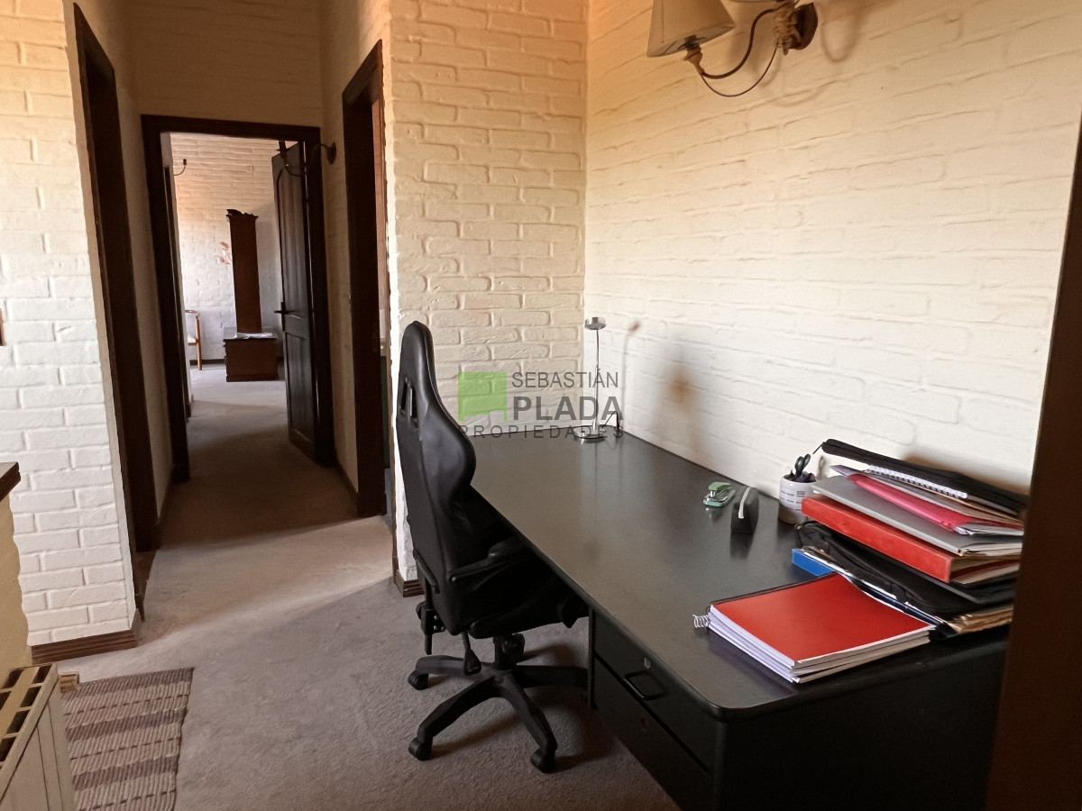Casa ID.810 - En Venta, Muy buena casa 4 dormitorios y servicio.