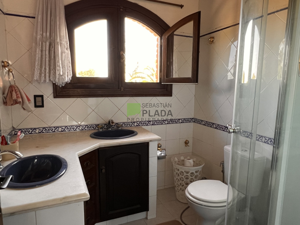 Casa ID.810 - En Venta, Muy buena casa 4 dormitorios y servicio.