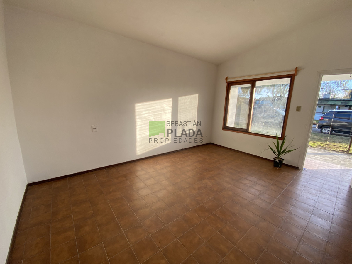 Casa ID.996 - Casa de 2 Dormitorios, Patio con entrada para Auto, en Alquiler en San Carlos