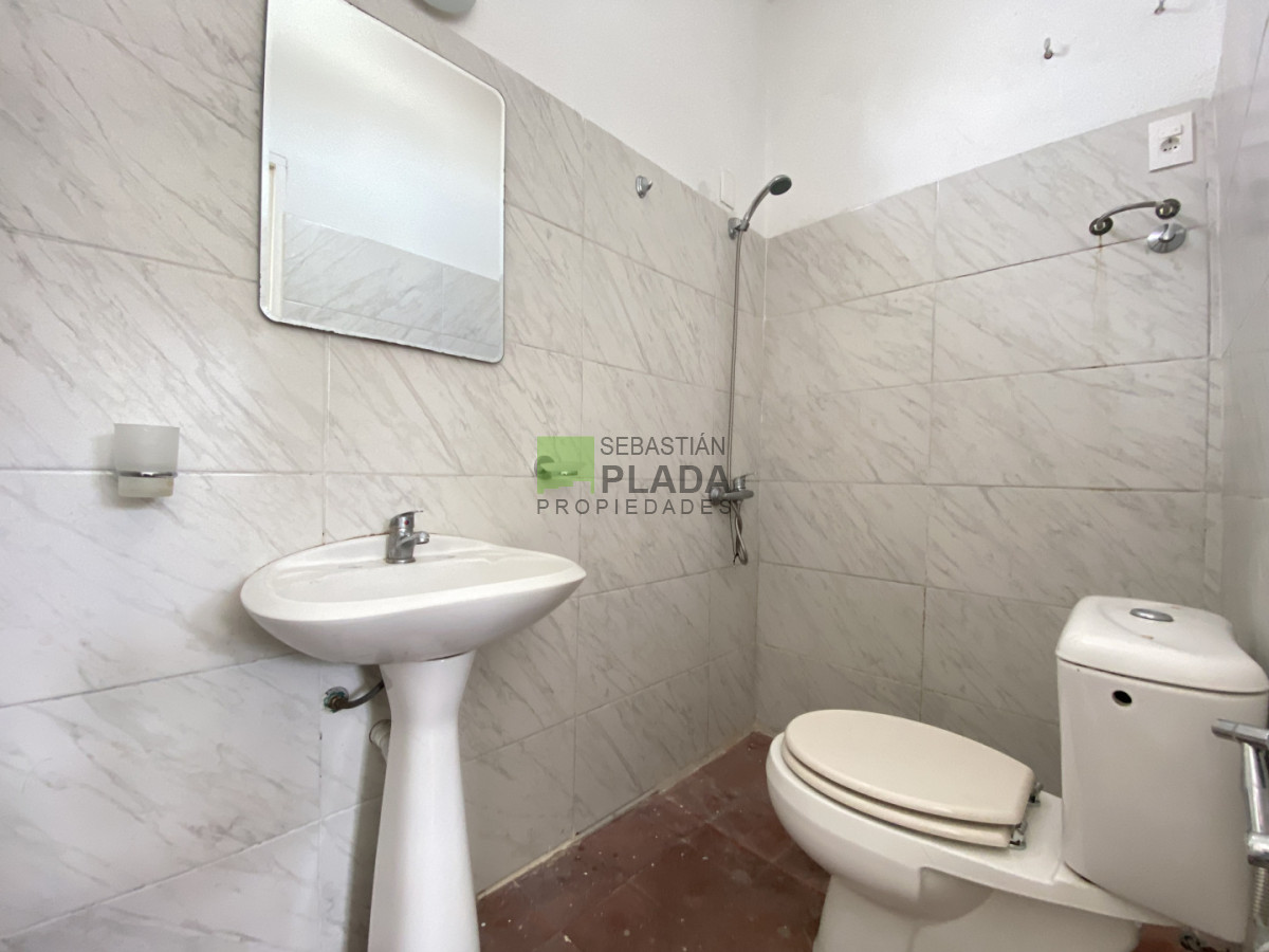 Casa ID.1096 - Casa de 2 Dormitorios y Cochera para 2 Autos en Alquiler en San Carlos