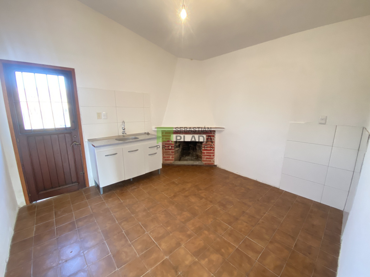 Casa ID.996 - Casa de 2 Dormitorios, Patio con entrada para Auto, en Alquiler en San Carlos