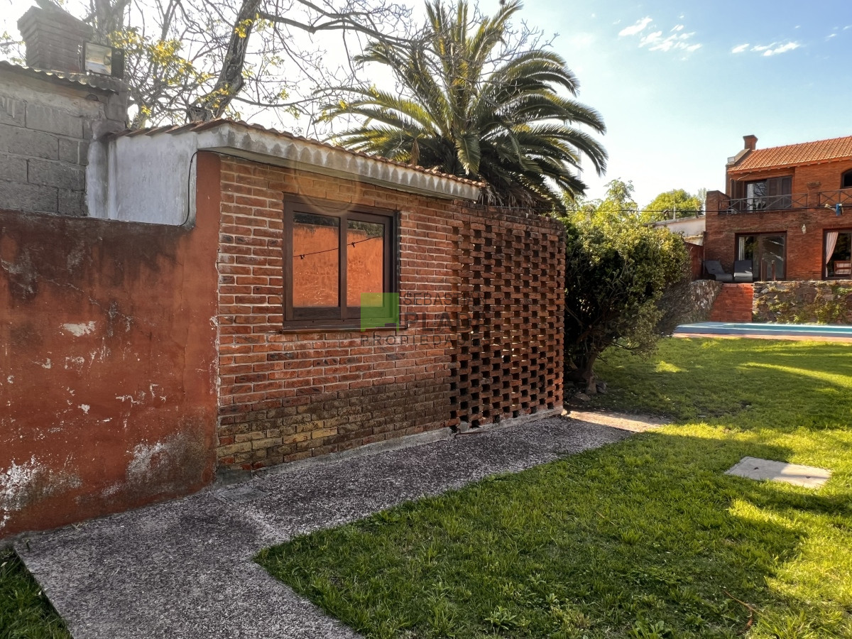 Casa ID.810 - En Venta, Muy buena casa 4 dormitorios y servicio.
