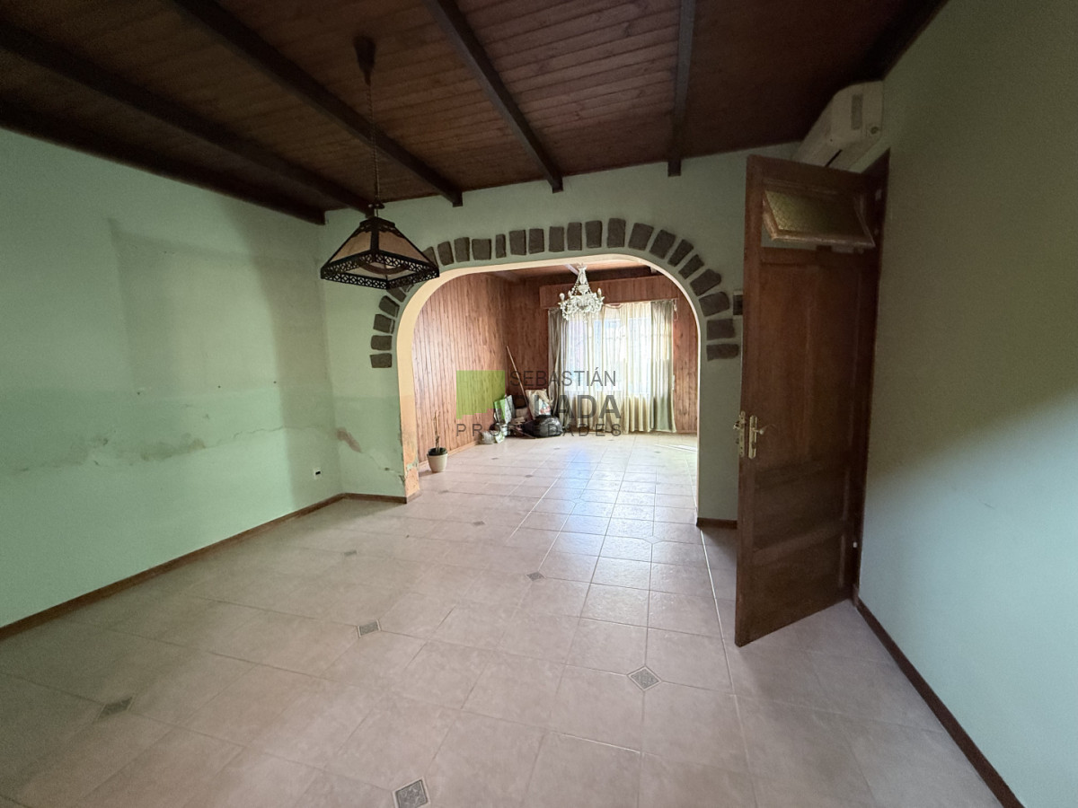 Casa ID.1077 - Casa céntrica con garage y patio.