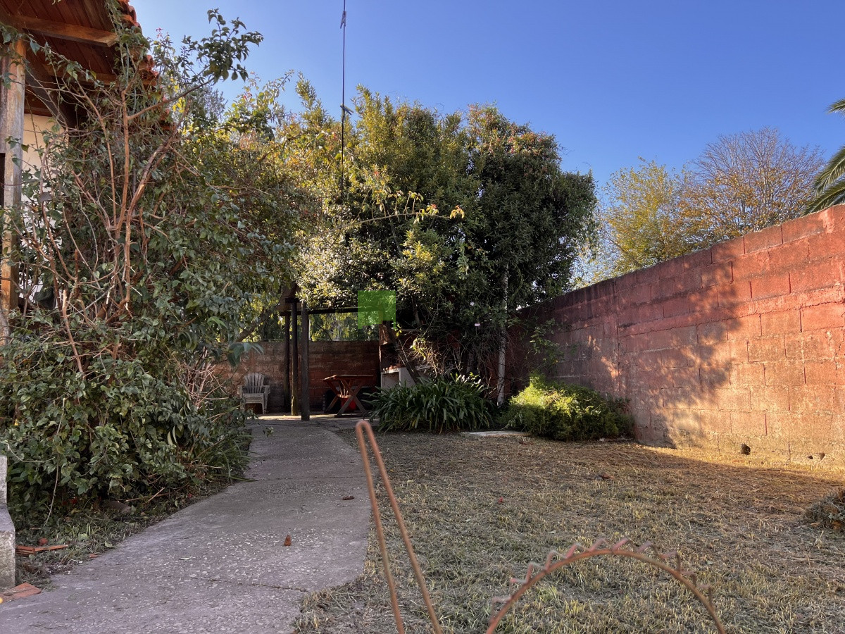 Casa ID.743 - 2 casas 2 dormitorios, centro de San Carlos con Garaje.