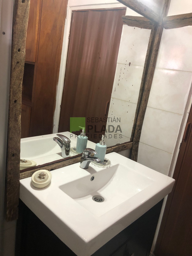Casa ID.210 - Casa sobre avenida, 2 dormitorios, cochera tres vehículos, amplia, patio arbolado con depósito y parrillero
