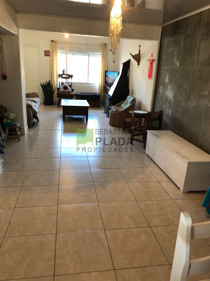 Casa ID.210 - Casa sobre avenida, 2 dormitorios, cochera tres vehículos, amplia, patio arbolado con depósito y parrillero