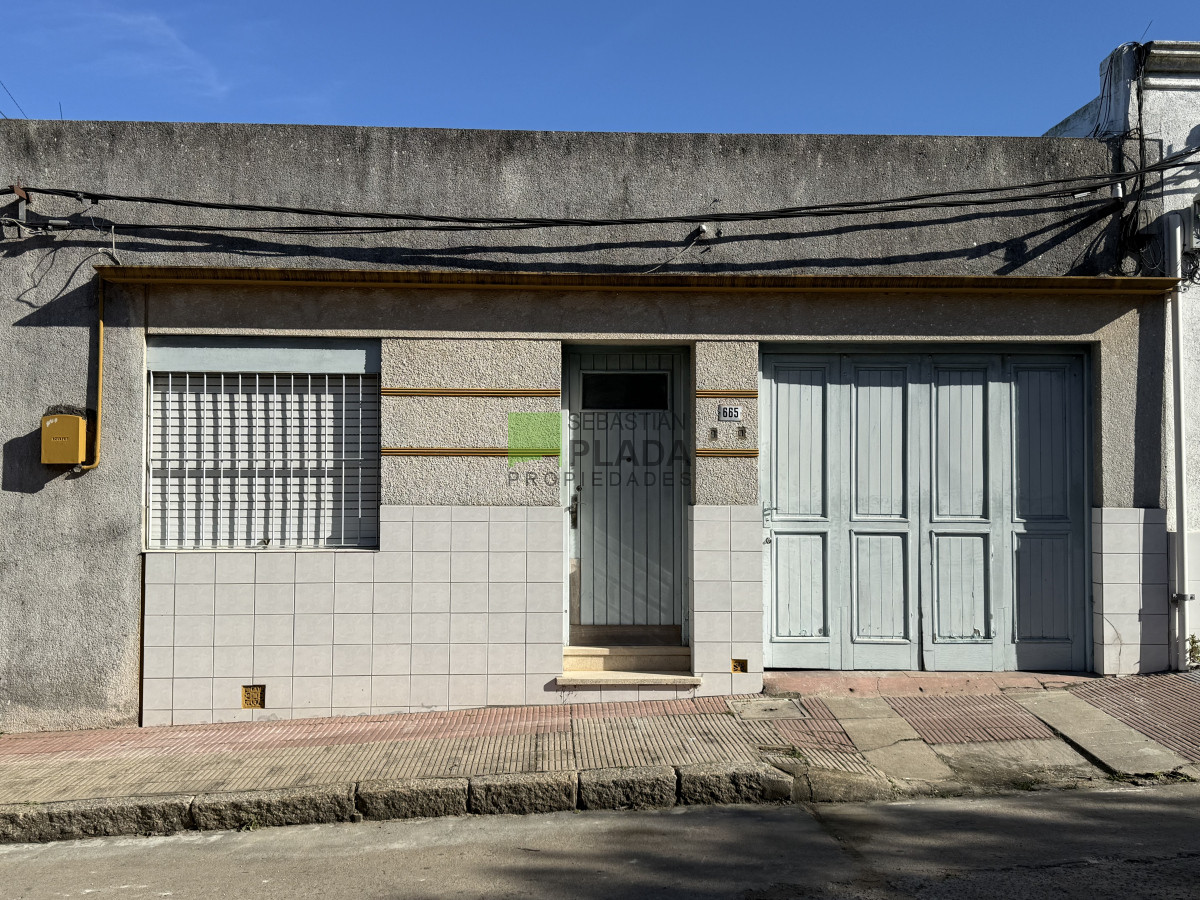 Casa ID.995 - Caa con Garage a dos cuadras de Plaza Artigas