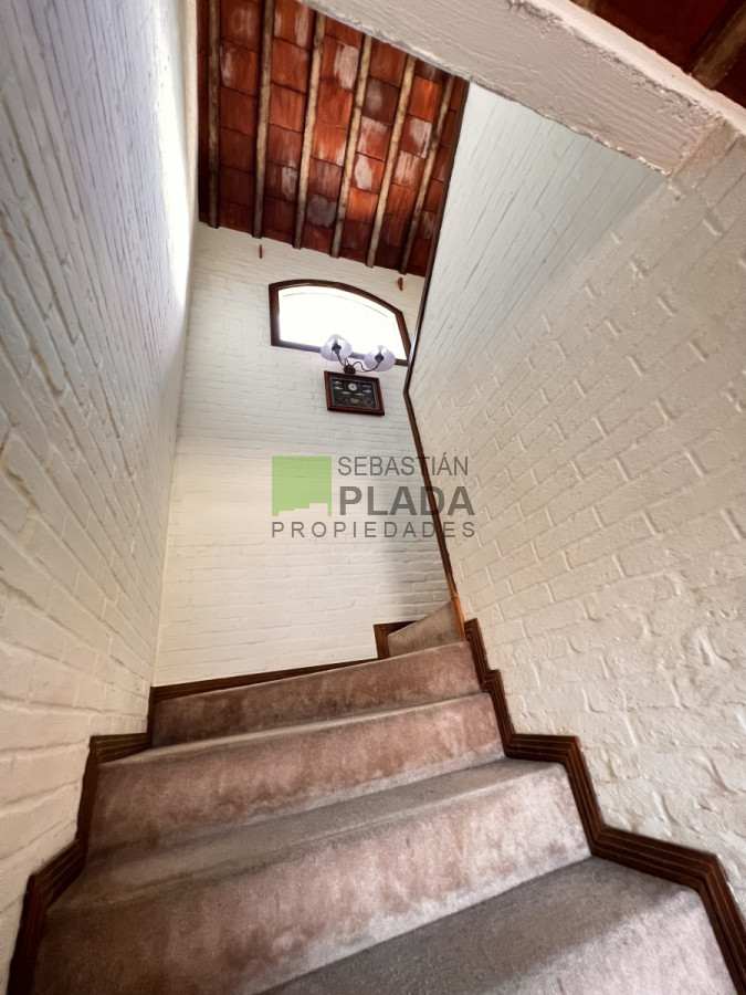 Casa ID.810 - En Venta, Muy buena casa 4 dormitorios y servicio.