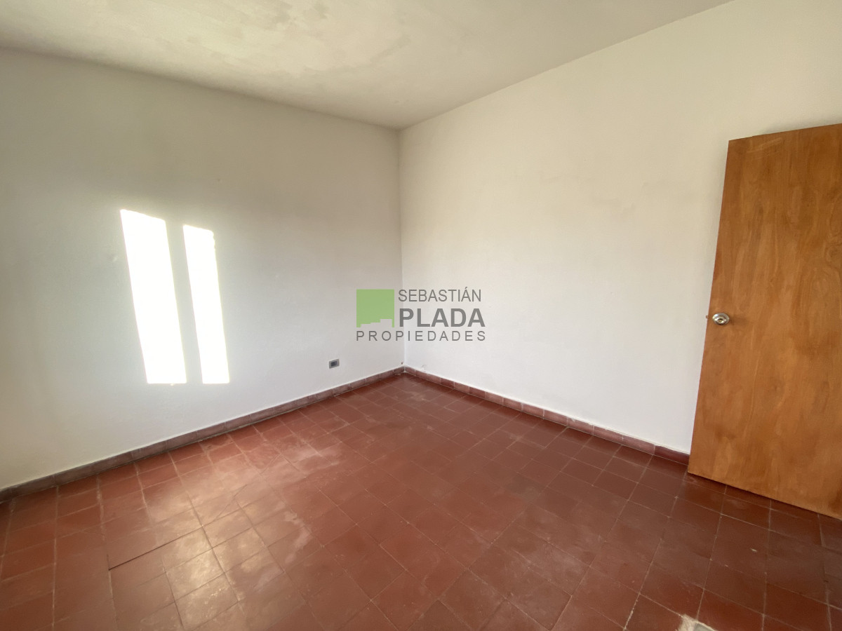 Casa ID.996 - Casa de 2 Dormitorios, Patio con entrada para Auto, en Alquiler en San Carlos