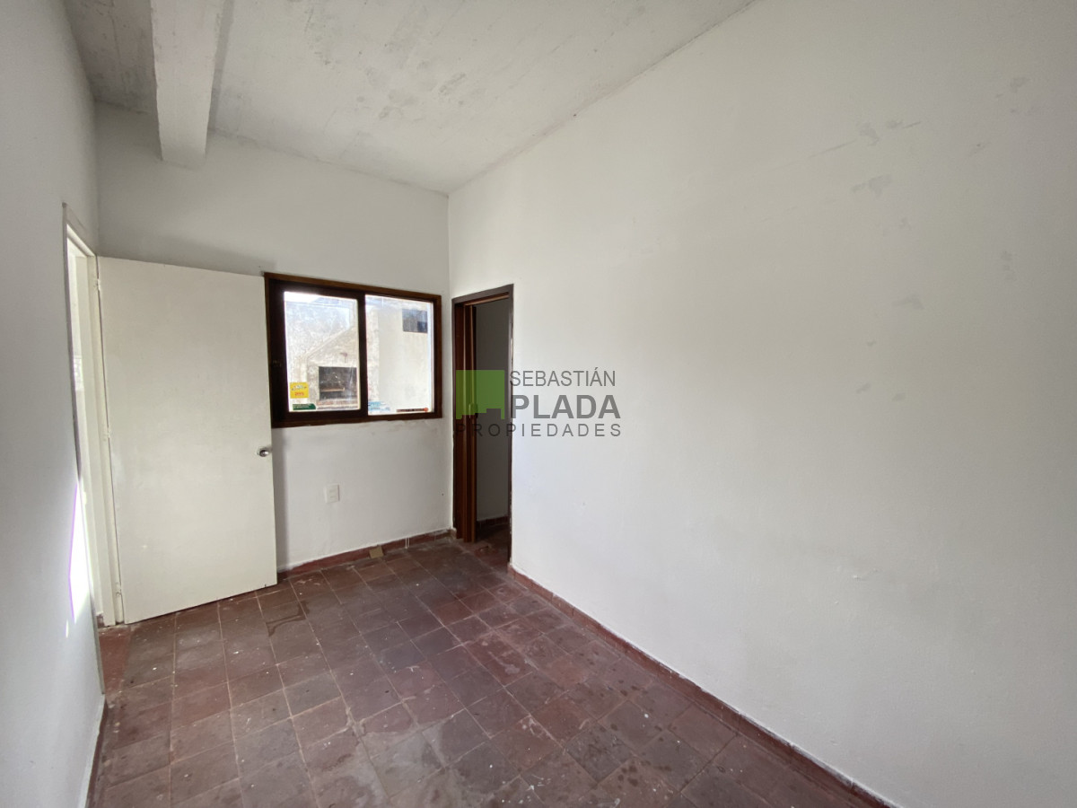 Casa ID.1096 - Casa de 2 Dormitorios y Cochera para 2 Autos en Alquiler en San Carlos