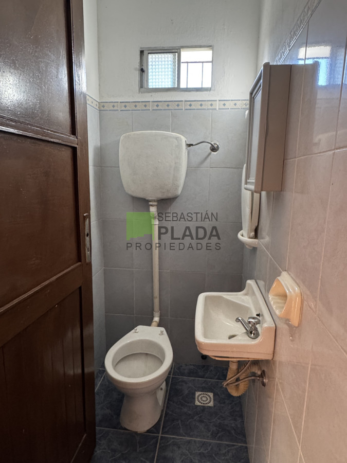Casa ID.992 - Casa 2 dormitorios, frente a 2 calles.