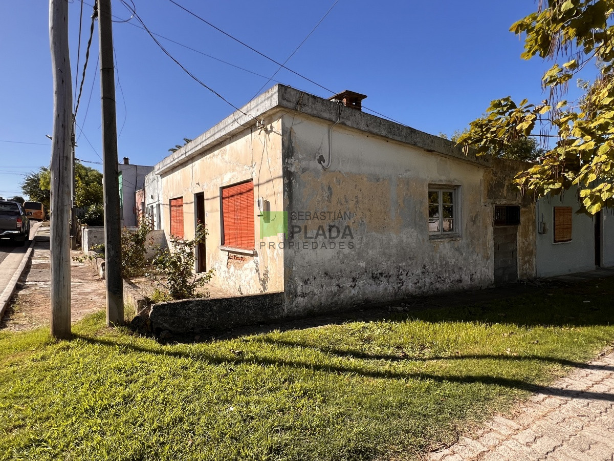 Casa ID.733 - Esquina a Reciclar en Venta en San Carlos