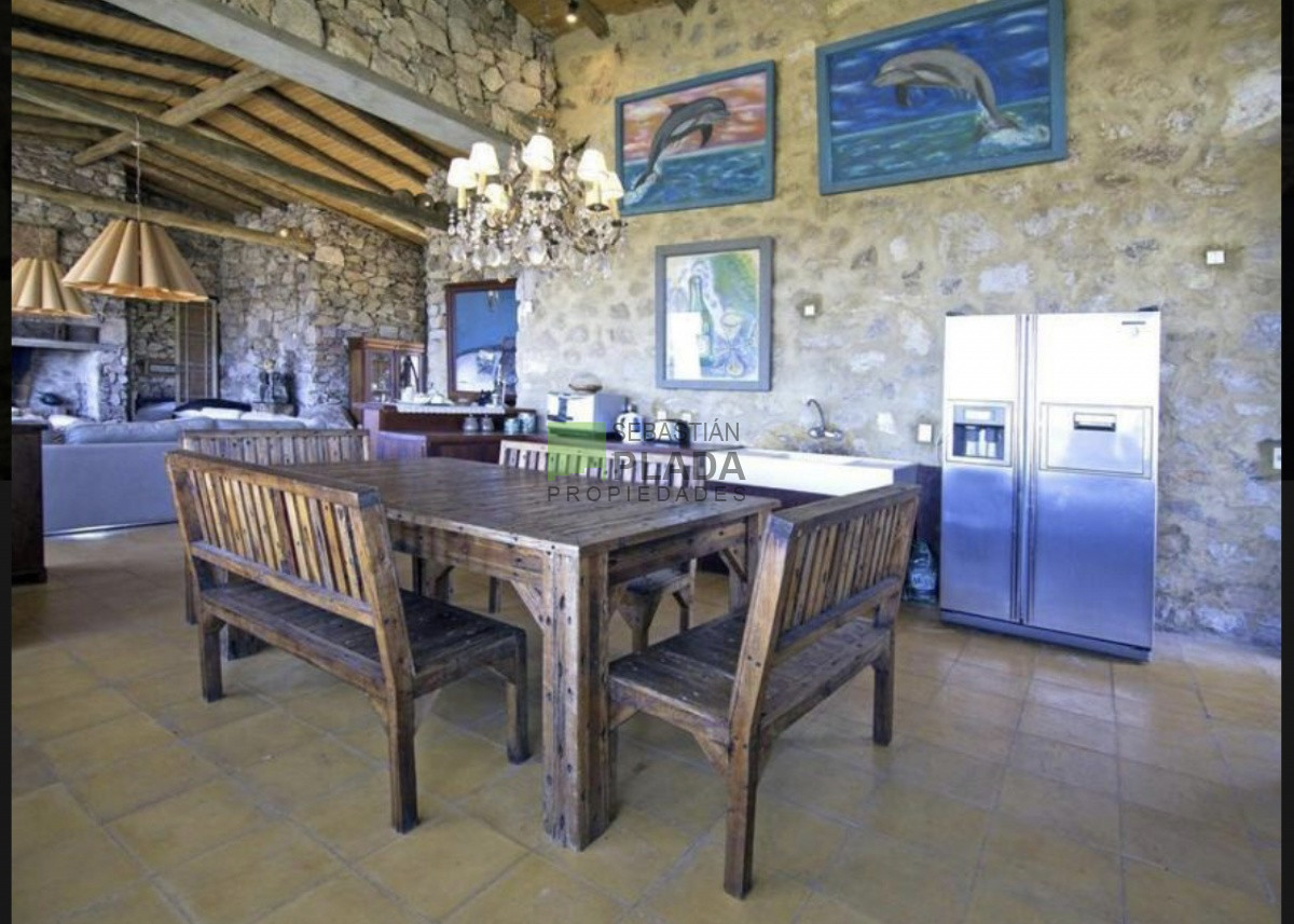 Casa ID.301 - Casa de Piedra, única en La Barra, sobre el Cerro Eguzquiza