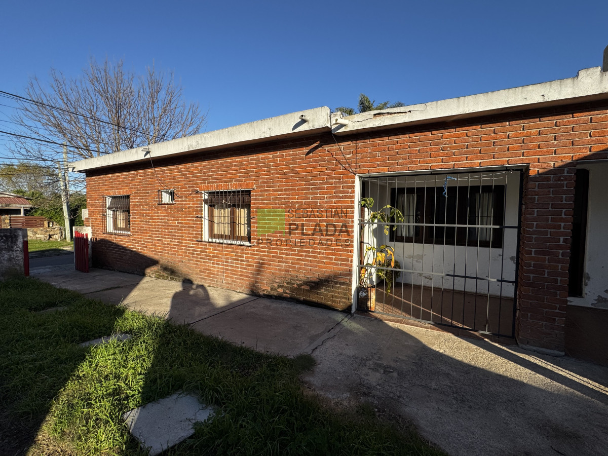 Casa ID.992 - Casa 2 dormitorios, frente a 2 calles.