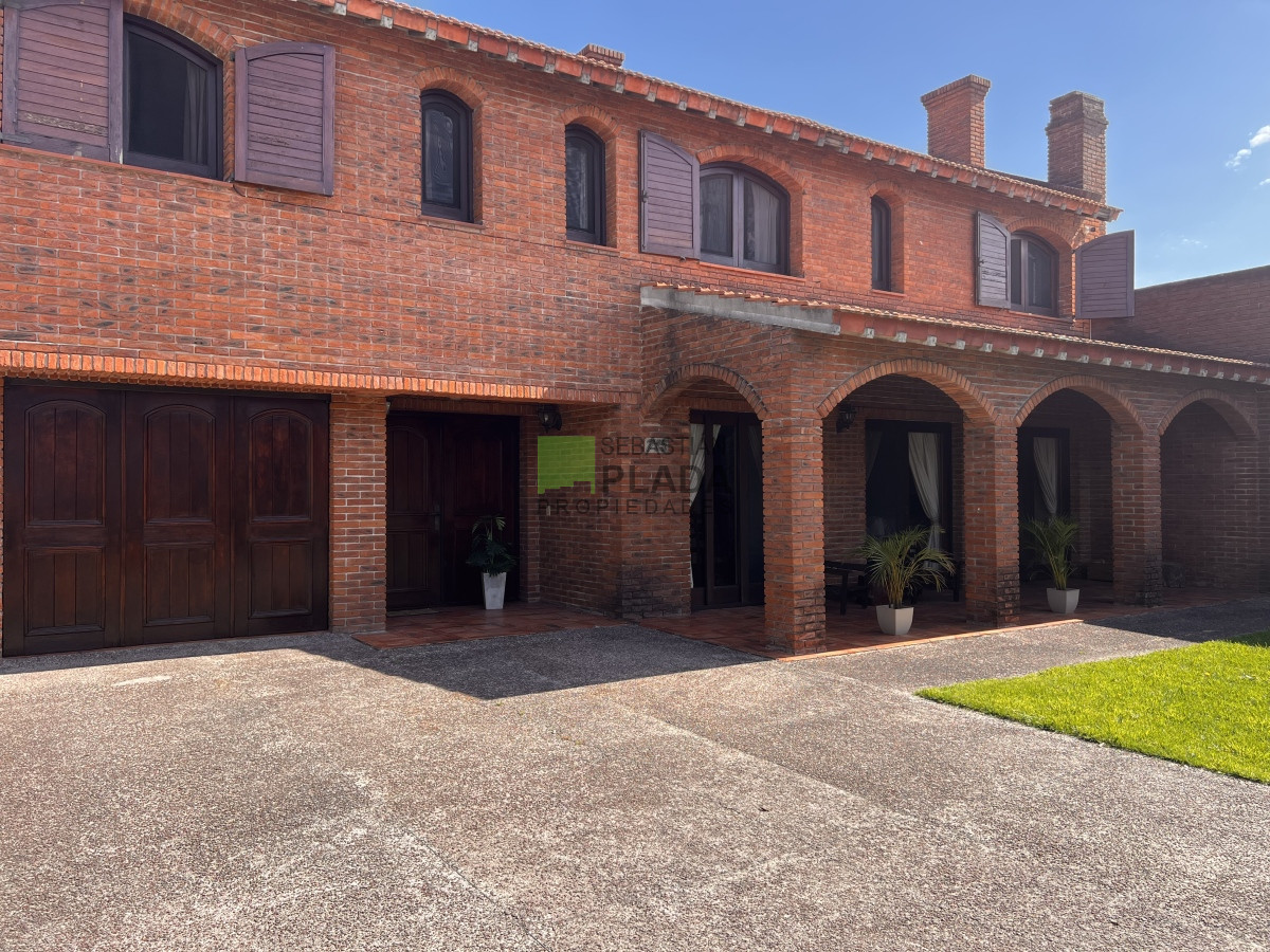 Casa ID.810 - En Venta, Muy buena casa 4 dormitorios y servicio.