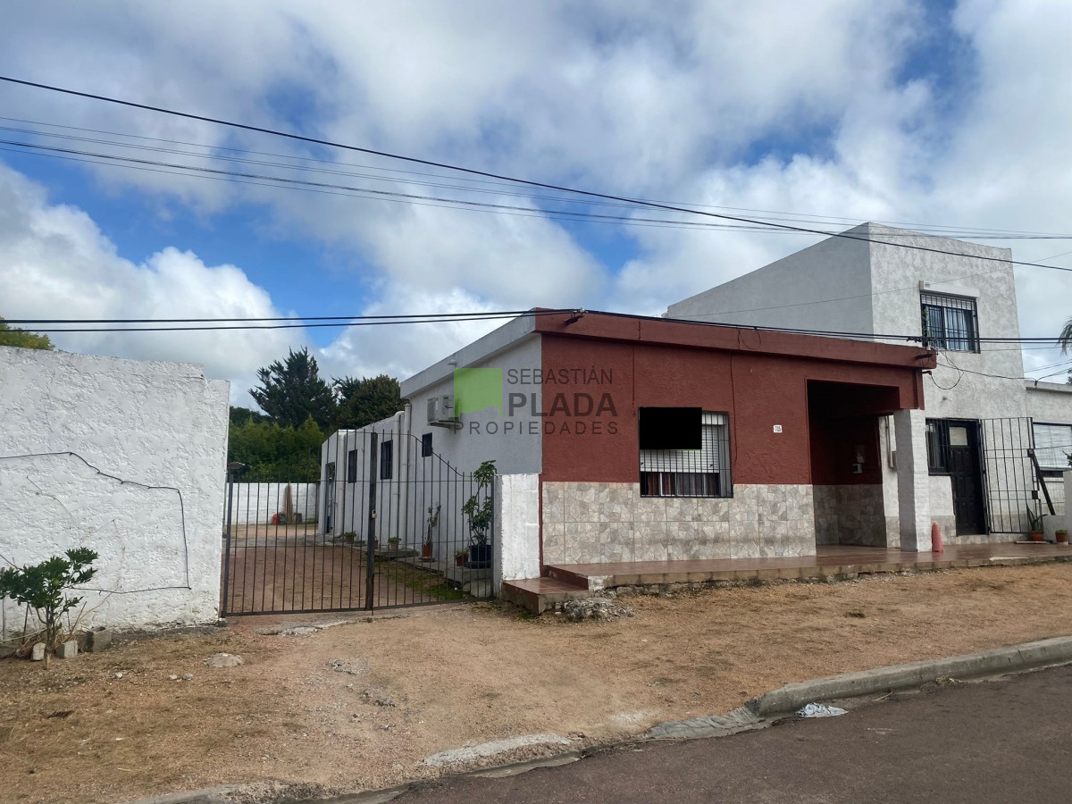 Casa de 3 Dormitorios + Apto de 2 Dormitorios y 15 Cocheras en Venta en San Carlos - PLD866C