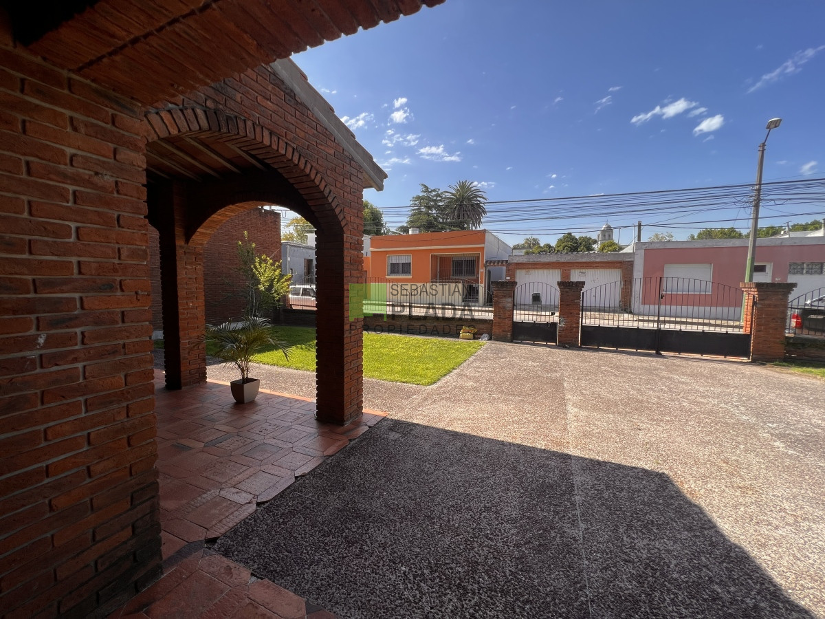 Casa ID.810 - En Venta, Muy buena casa 4 dormitorios y servicio.