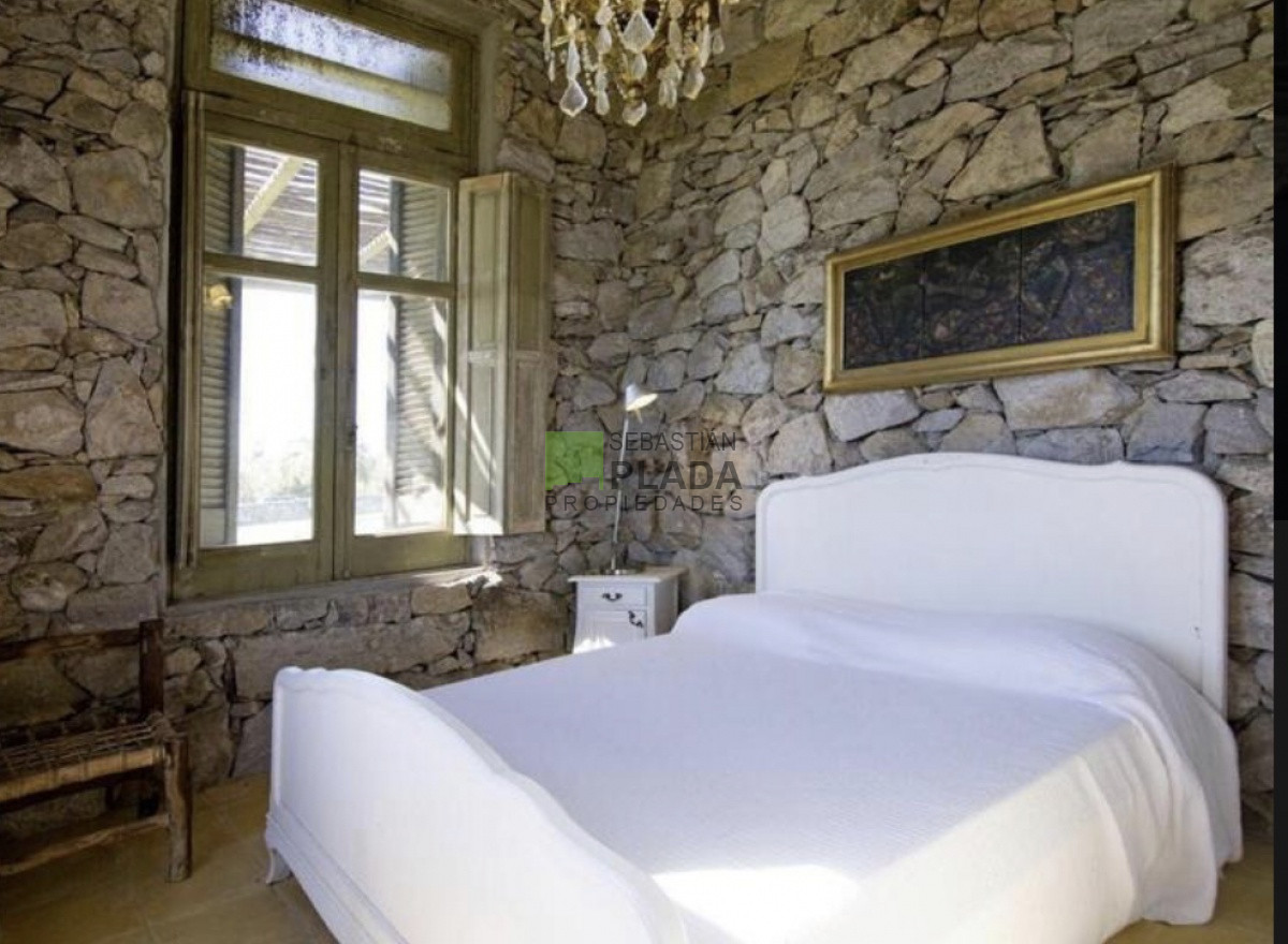 Casa ID.301 - Casa de Piedra, única en La Barra, sobre el Cerro Eguzquiza