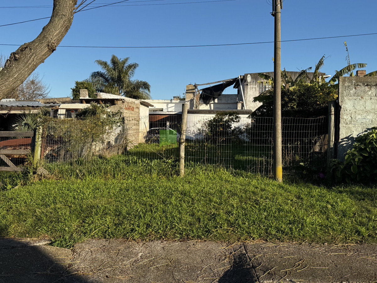 Casa ID.992 - Casa 2 dormitorios, frente a 2 calles.