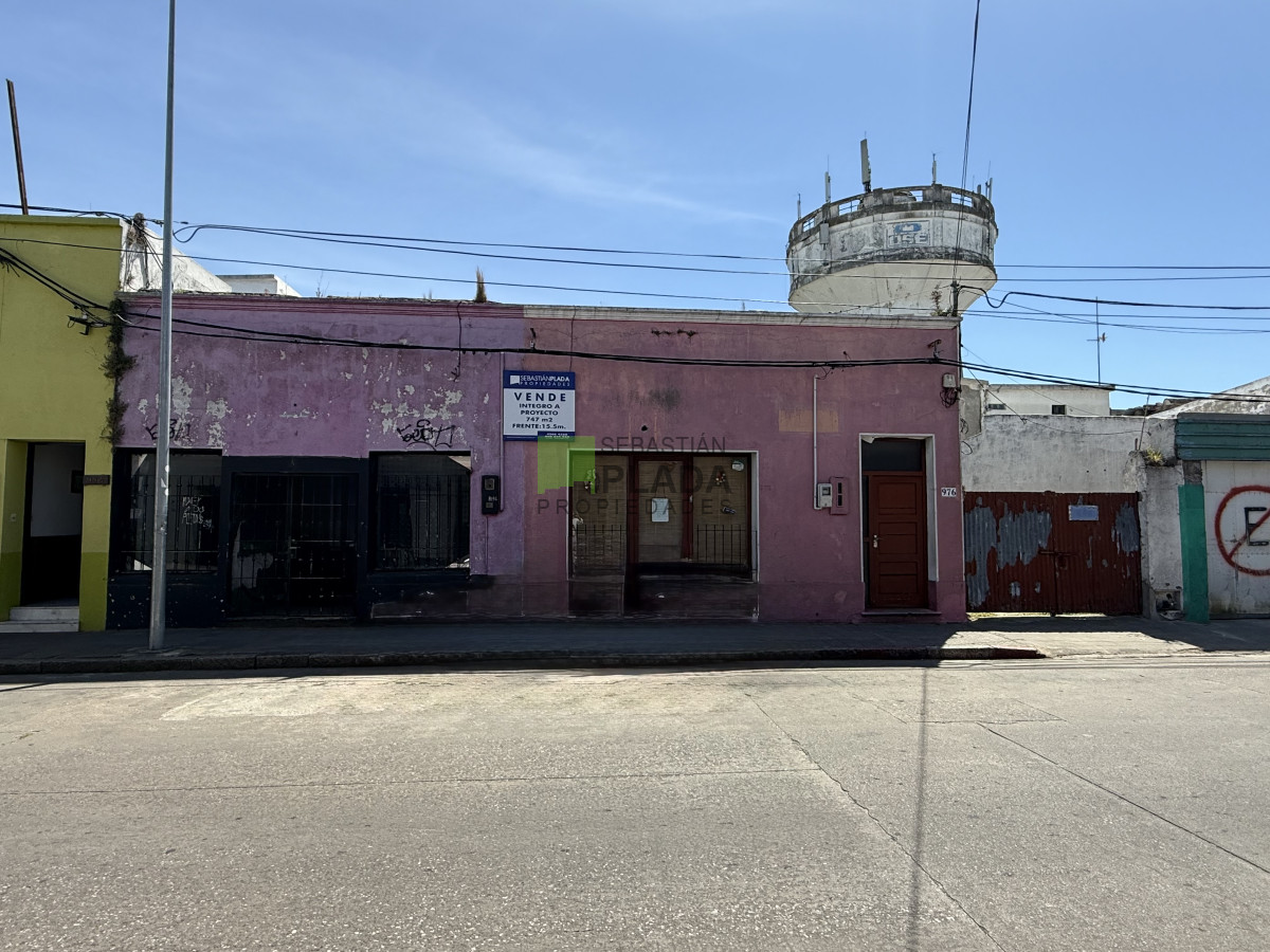 Casa ID.1023 - 744 m2 en centro de San Carlos, construcciones a reciclar, ideal proyecto