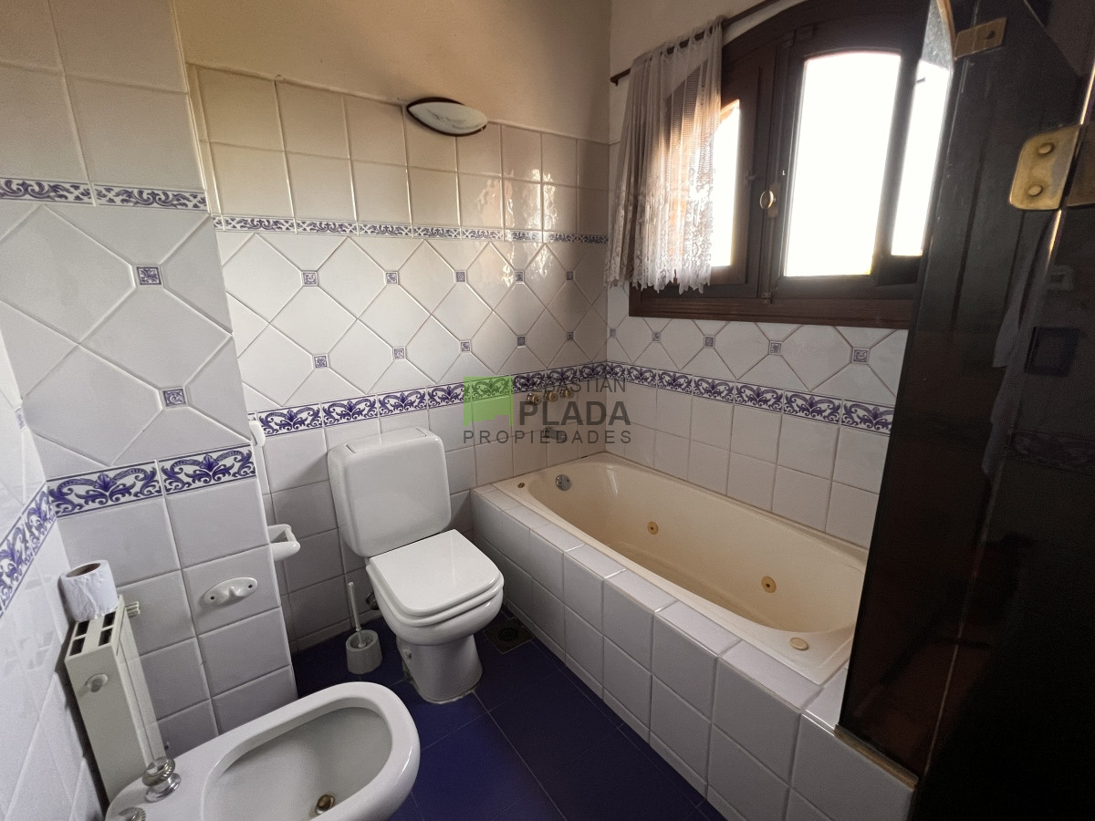 Casa ID.810 - En Venta, Muy buena casa 4 dormitorios y servicio.