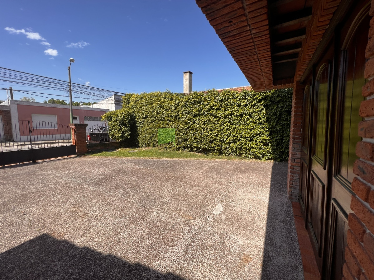 Casa ID.810 - En Venta, Muy buena casa 4 dormitorios y servicio.