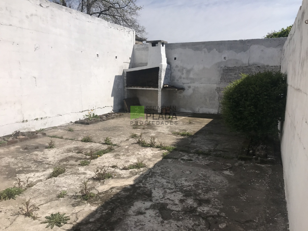 Casa ID.208 - 2 dormitorios a pasos del Liceo 1, patio soleado con churrasquera