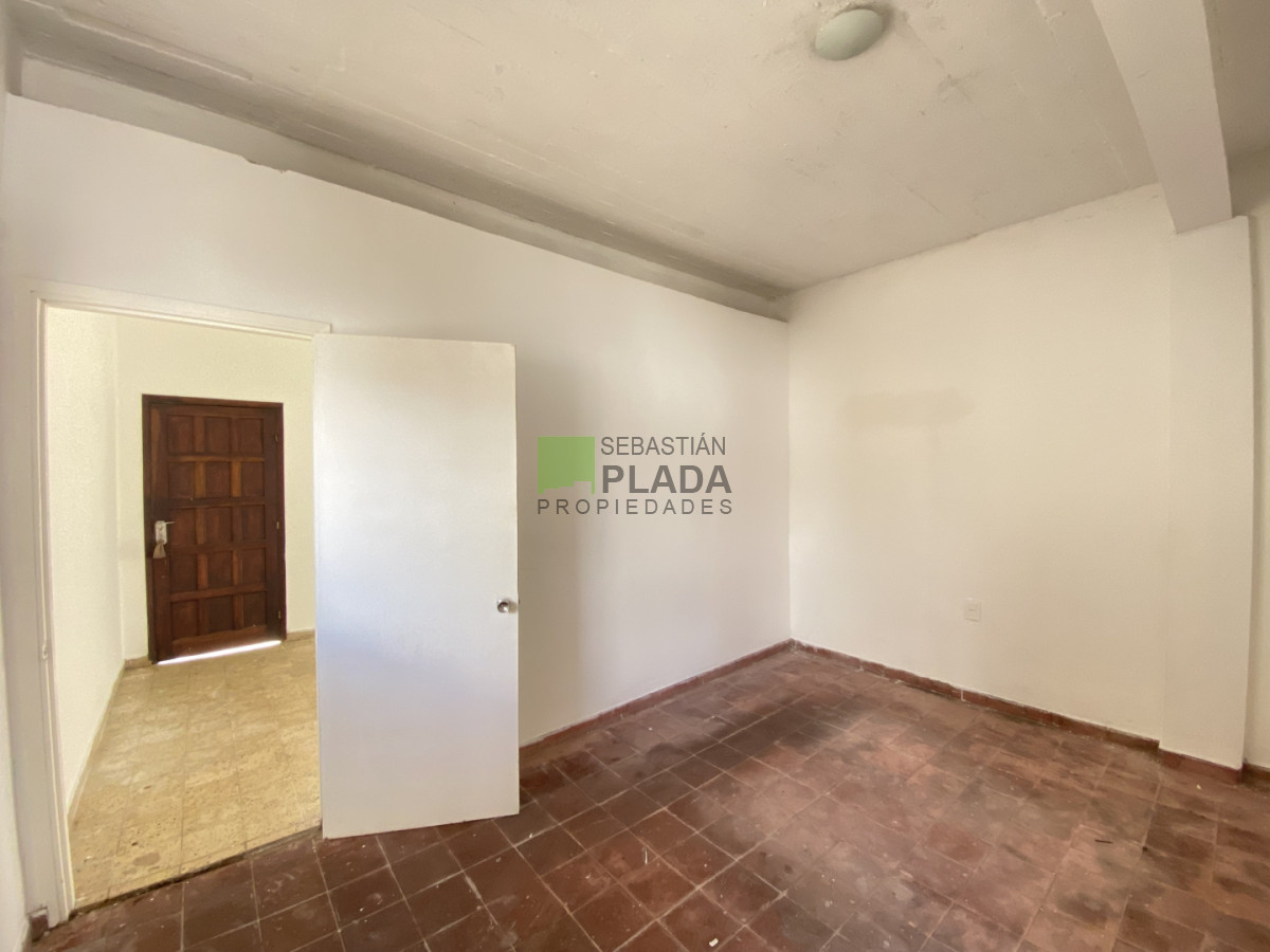 Casa ID.1096 - Casa de 2 Dormitorios y Cochera para 2 Autos en Alquiler en San Carlos
