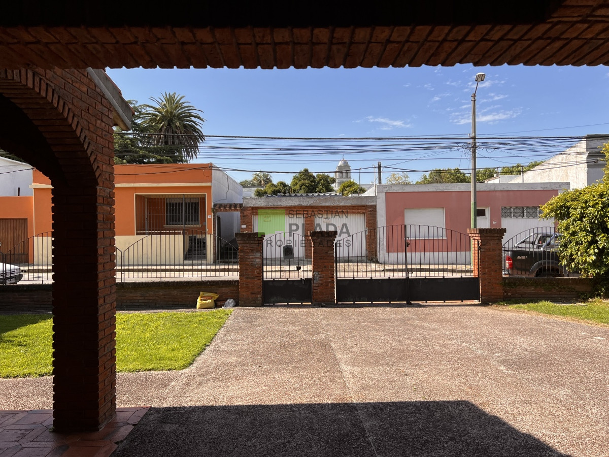 Casa ID.810 - En Venta, Muy buena casa 4 dormitorios y servicio.