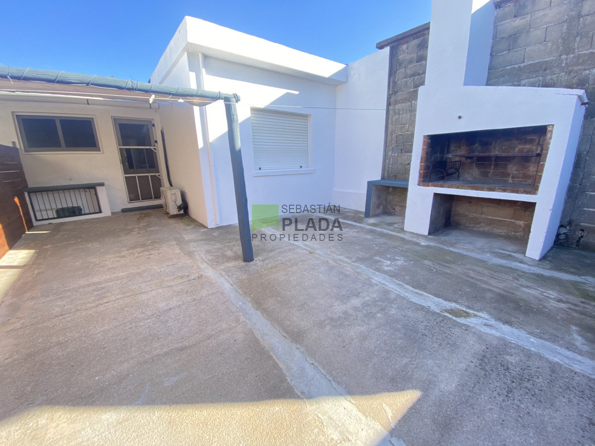 Casa ID.1001 - Casa de 1 Dormitorio con Patio y Entrada para Auto en Alquiler en San Carlos