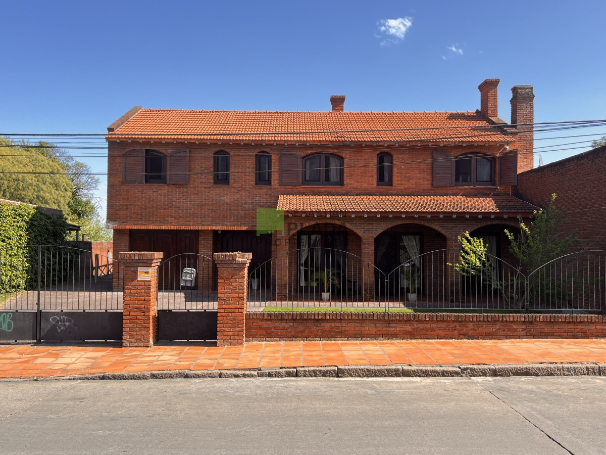Casa ID.810 - En Venta, Muy buena casa 4 dormitorios y servicio.