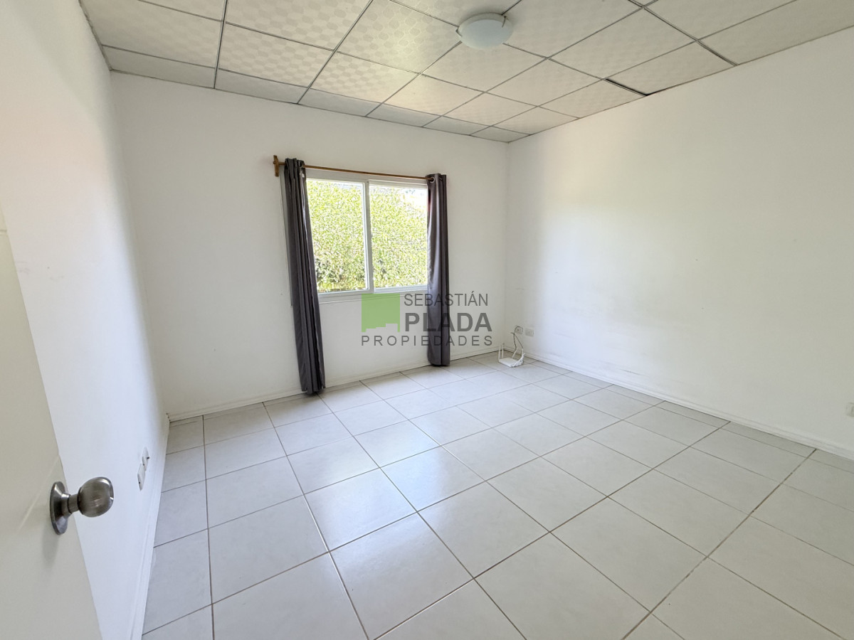 Casa ID.1042 - En alquiler 2 dormitorios, cochera