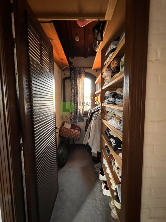 Casa ID.810 - En Venta, Muy buena casa 4 dormitorios y servicio.