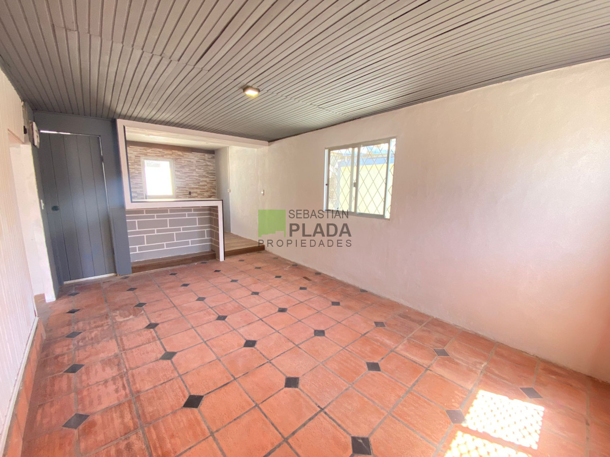 Casa ID.940 - Casa Céntrica de 2 Dormitorios y cochera en Alquiler en San Carlos