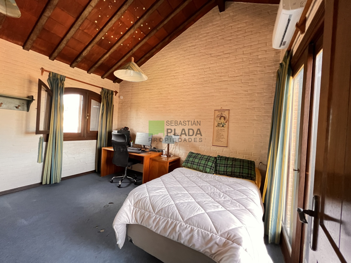 Casa ID.810 - En Venta, Muy buena casa 4 dormitorios y servicio.