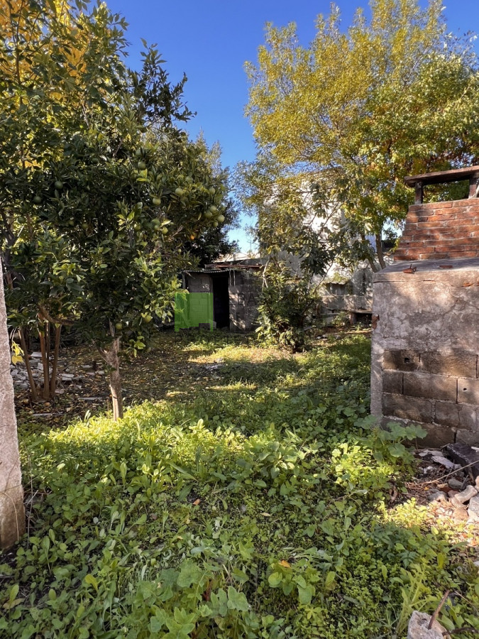 Casa ID.733 - Esquina a Reciclar en Venta en San Carlos