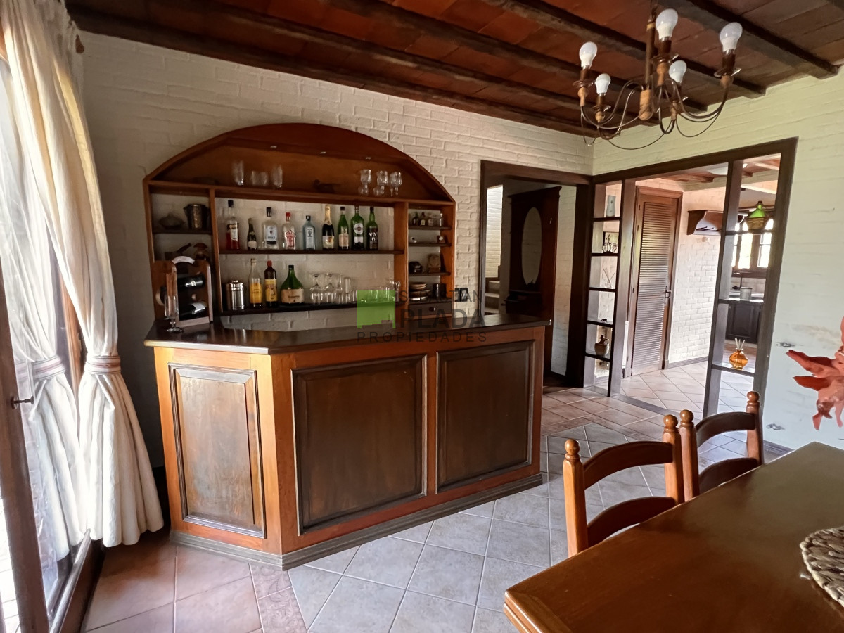 Casa ID.810 - En Venta, Muy buena casa 4 dormitorios y servicio.