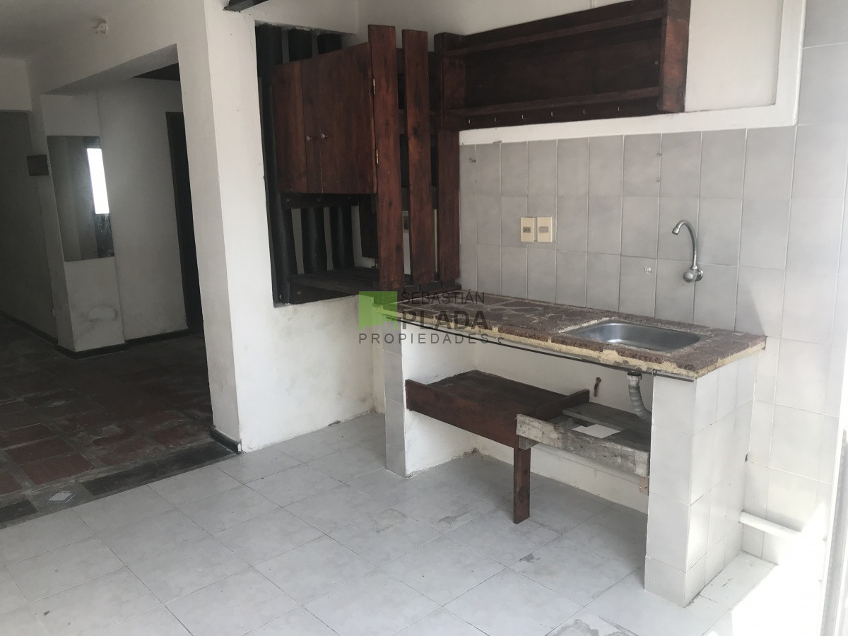 Casa ID.208 - 2 dormitorios a pasos del Liceo 1, patio soleado con churrasquera