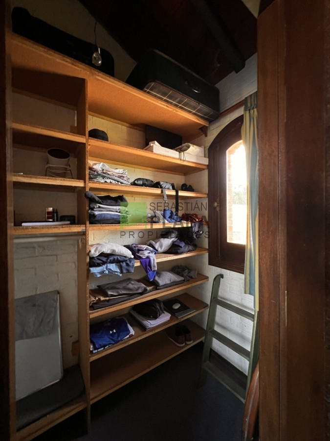 Casa ID.810 - En Venta, Muy buena casa 4 dormitorios y servicio.