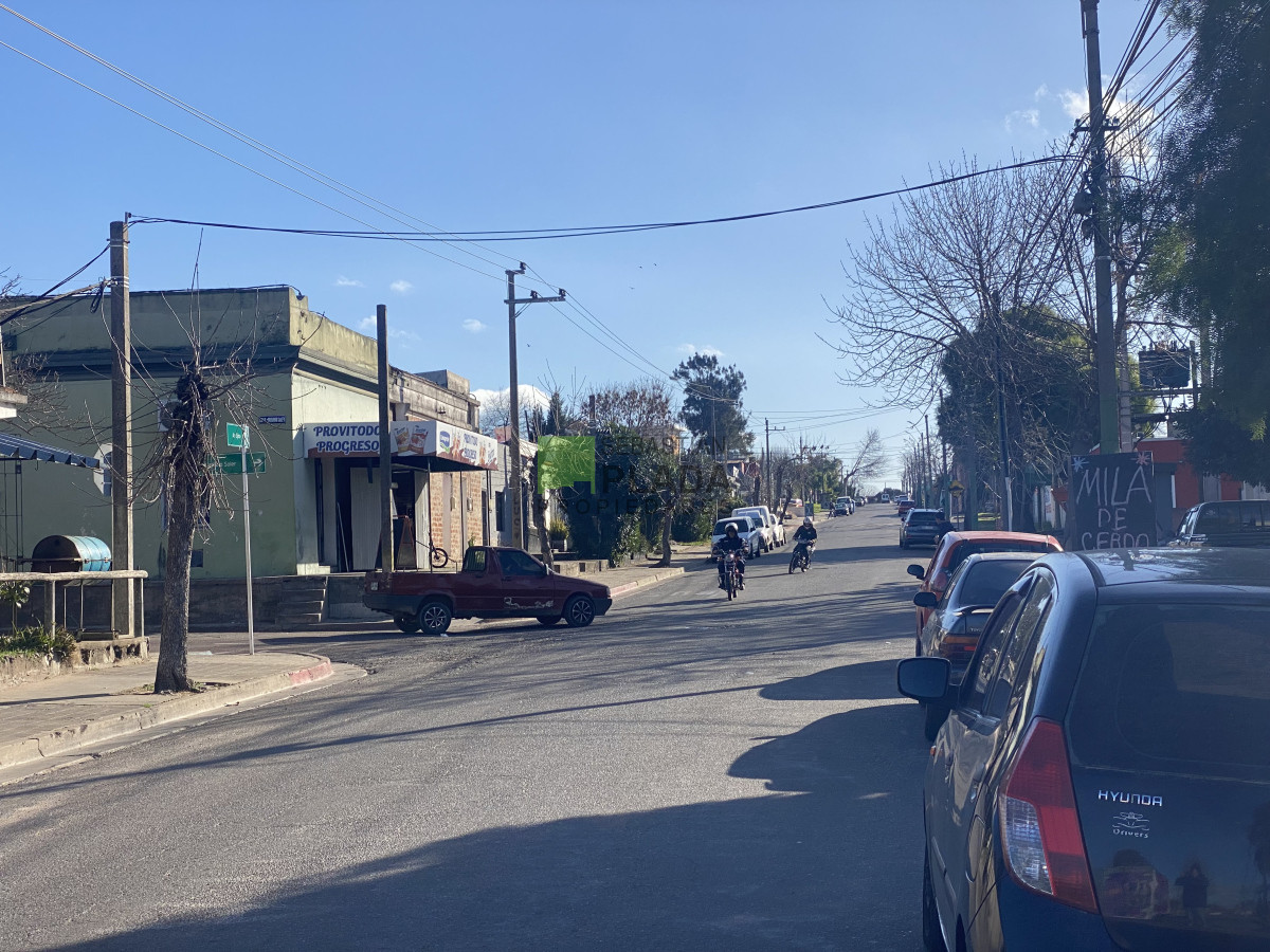 Casa ID.1001 - Casa de 1 Dormitorio con Patio y Entrada para Auto en Alquiler en San Carlos