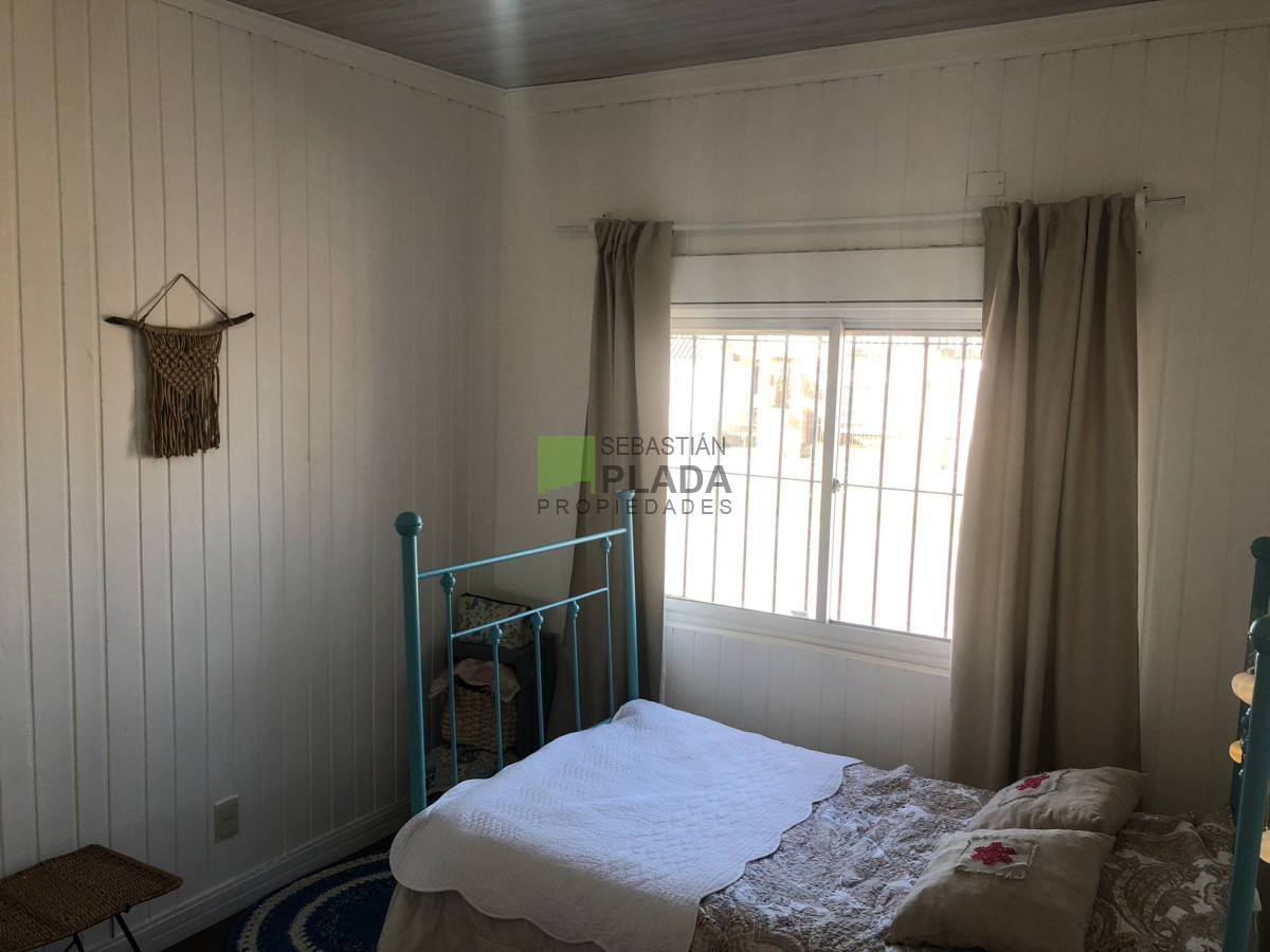 Casa ID.210 - Casa sobre avenida, 2 dormitorios, cochera tres vehículos, amplia, patio arbolado con depósito y parrillero