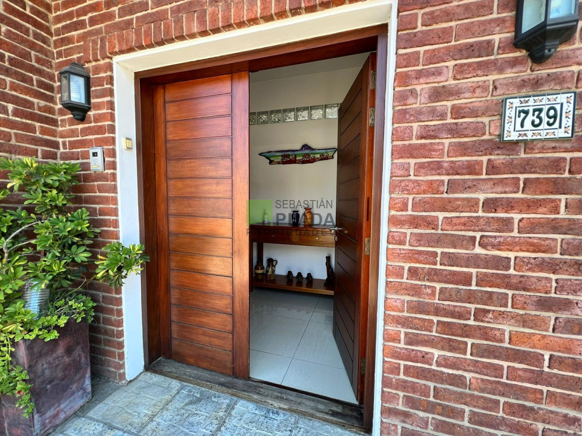 Casa ID.896 - Importante Casa de 4 Dormitorios en Venta en San Carlos