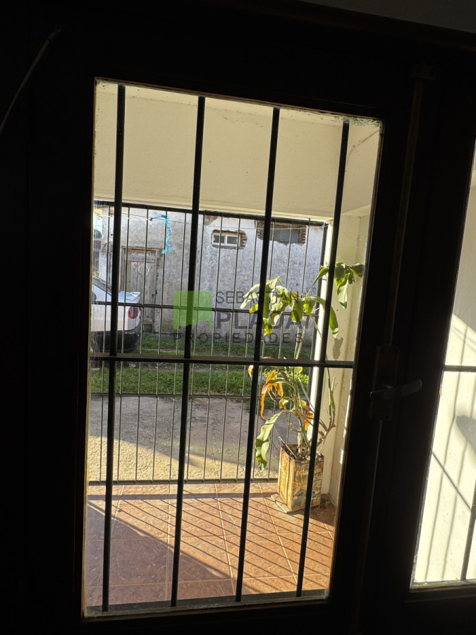 Casa ID.992 - Casa 2 dormitorios, frente a 2 calles.