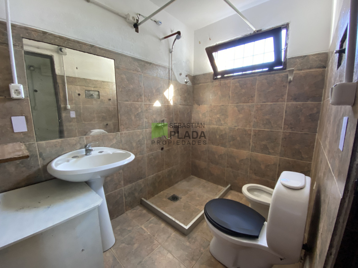 Casa ID.1099 - Casa de 1 dormitorio y entrada para auto en Alquiler en San Carlos