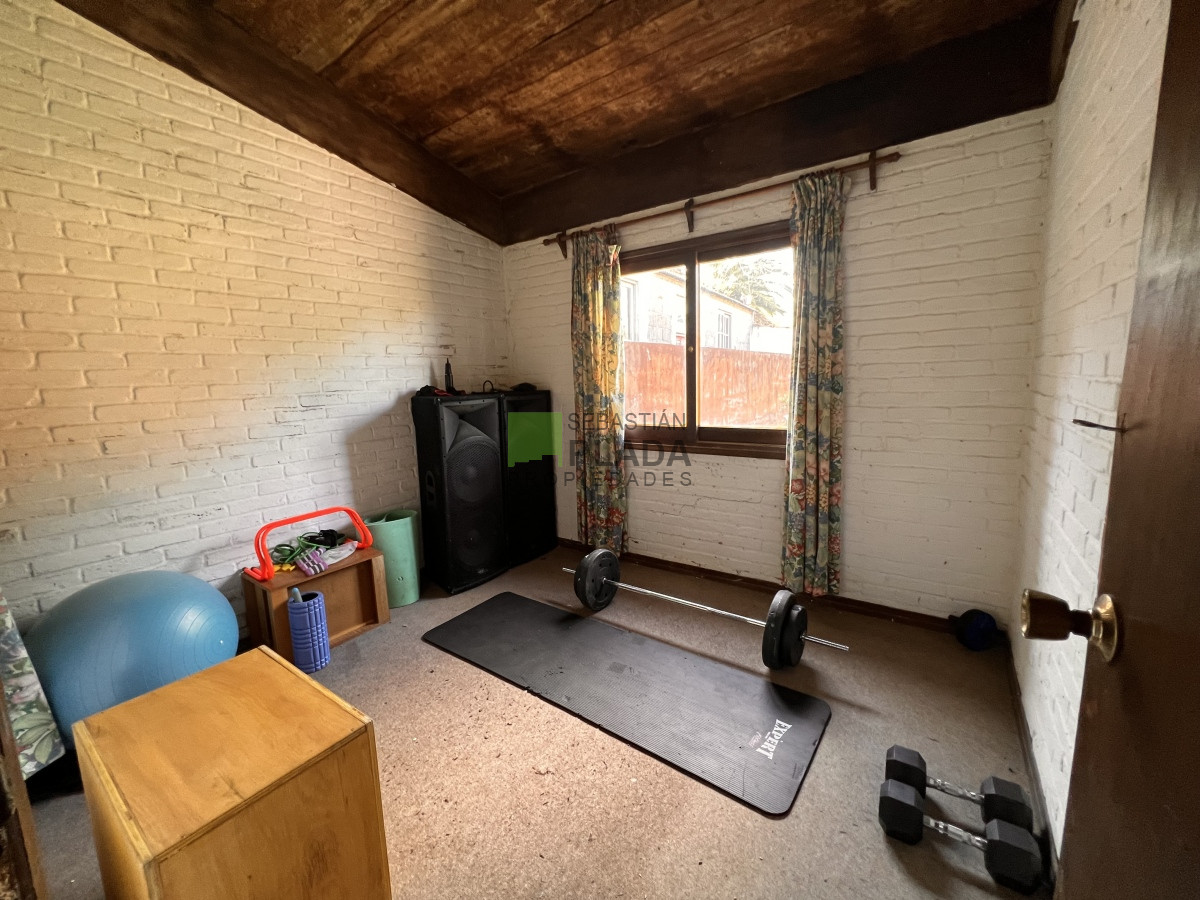 Casa ID.810 - En Venta, Muy buena casa 4 dormitorios y servicio.