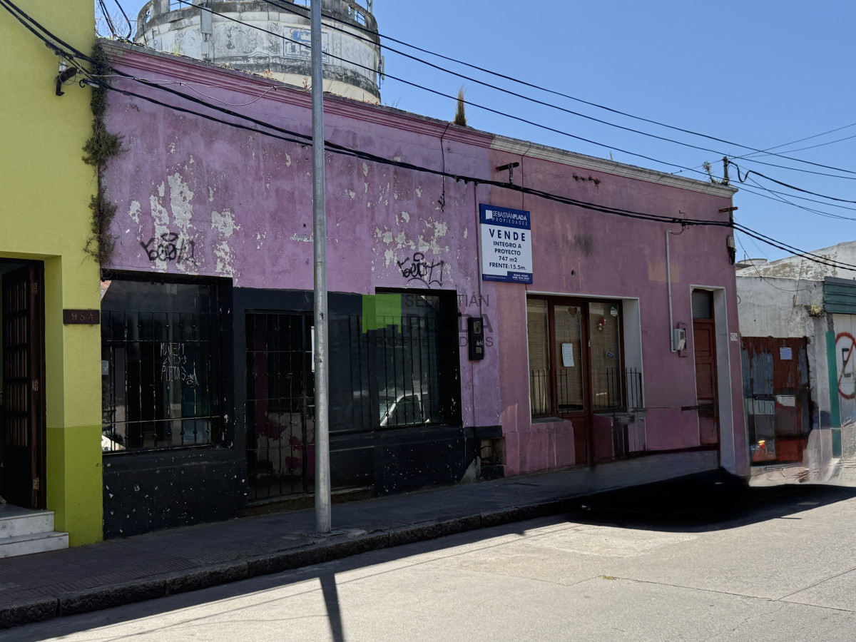 Casa ID.1023 - 744 m2 en centro de San Carlos, construcciones a reciclar, ideal proyecto