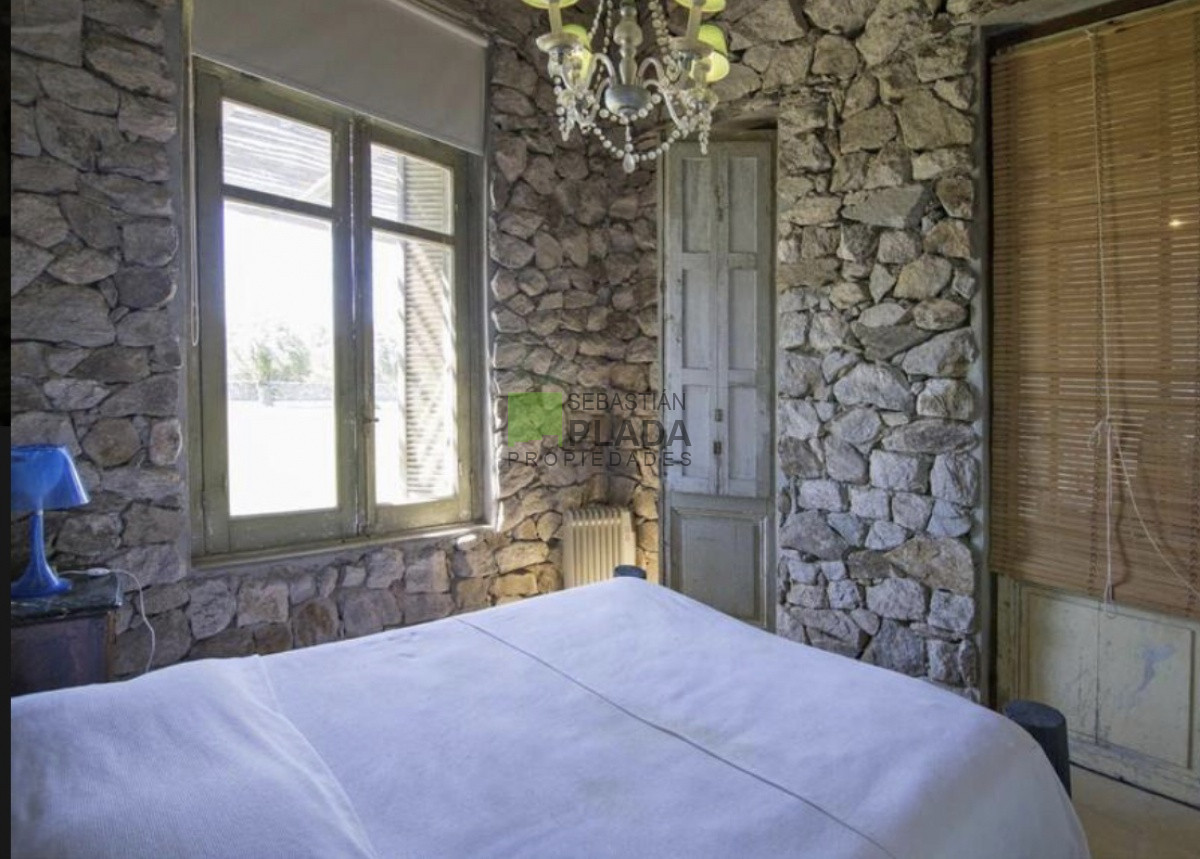 Casa ID.301 - Casa de Piedra, única en La Barra, sobre el Cerro Eguzquiza