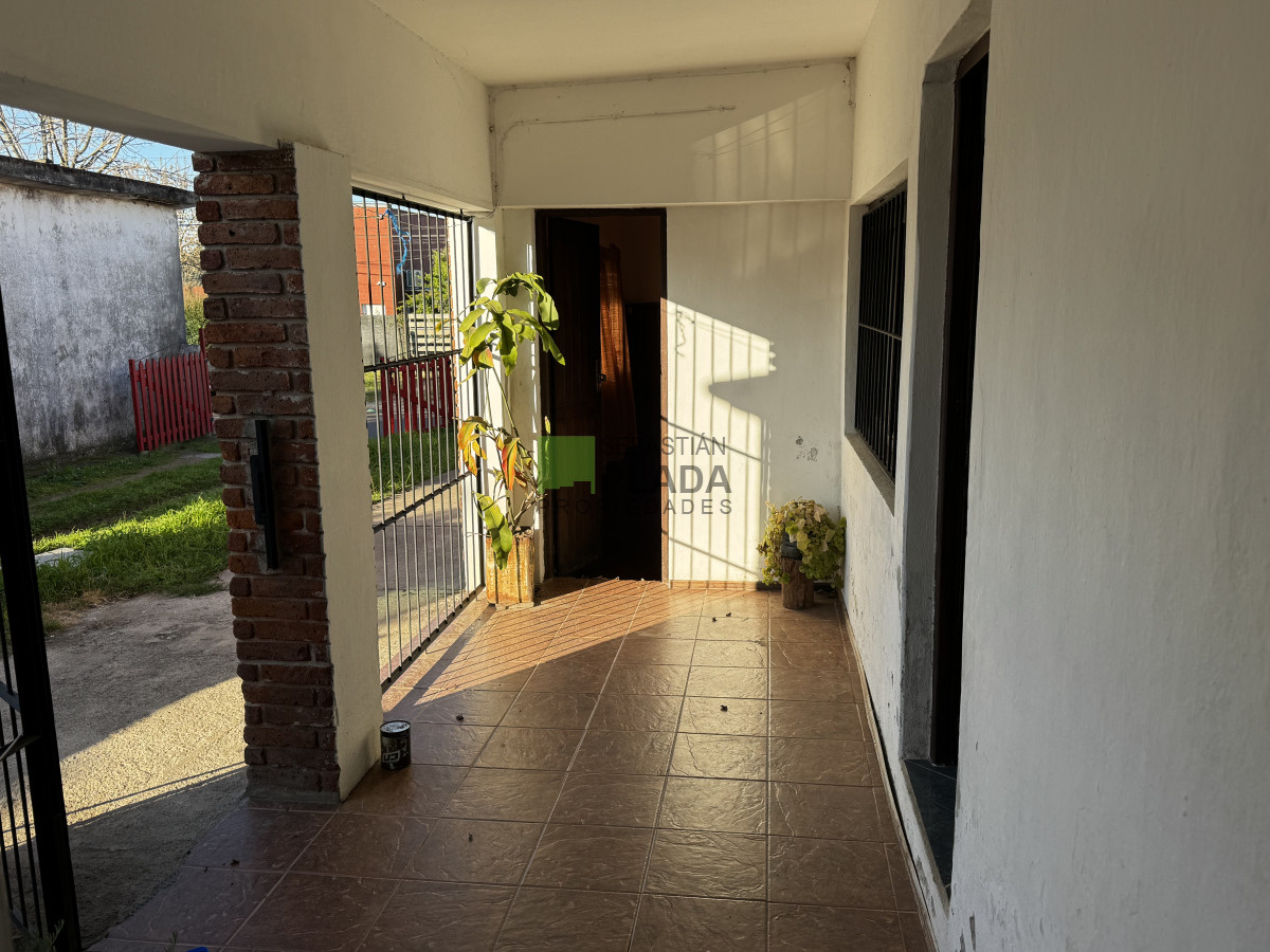 Casa ID.992 - Casa 2 dormitorios, frente a 2 calles.