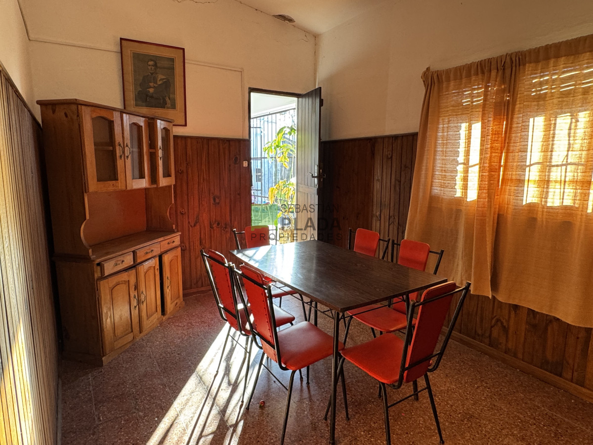 Casa ID.992 - Casa 2 dormitorios, frente a 2 calles.