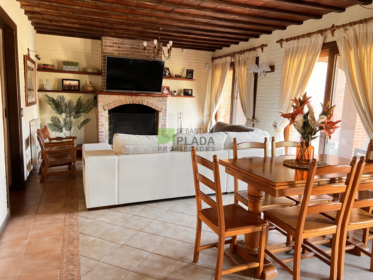 Casa ID.810 - En Venta, Muy buena casa 4 dormitorios y servicio.